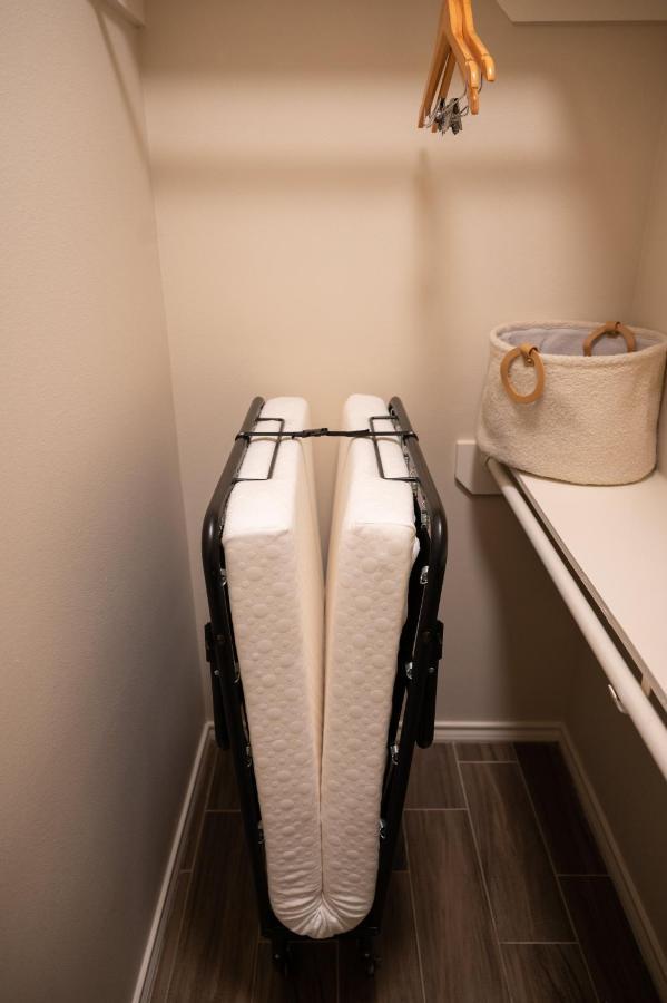 Fabulous King Size Bed In A Gated Neighborhood! Leilighet Edinburg Eksteriør bilde